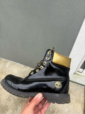TIMBERLAND PATENT LEATHER BLACK AND GOLD BOOTS W8